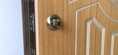 Фото с установки двери с МДФ в частном доме